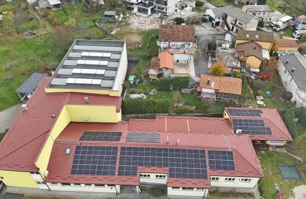 Sončna elektrarna na strehi Osnovne šole Jelšane.