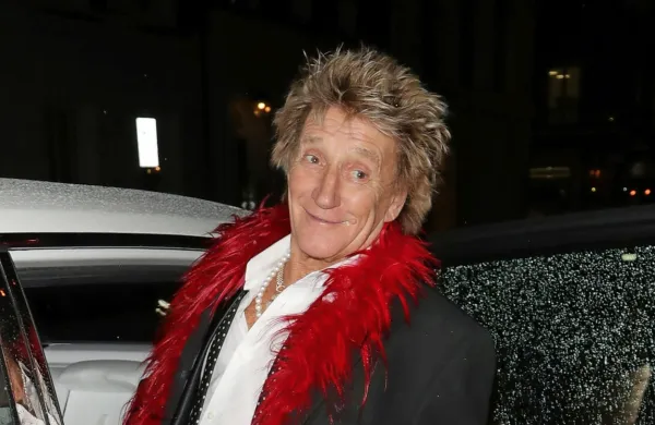 Rod Stewart s svojim značilnim hripavim glasom je prvi, za 
katerega se ve, da naj bi prihodnje leto nastopil na festivalu 
Glastonbury.