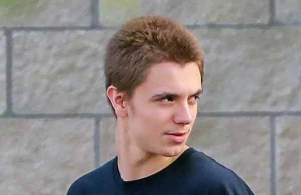 Živi z očetom, a želi biti v stiku z mamo