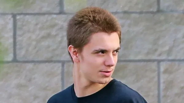 Živi z očetom, a želi biti v stiku z mamo