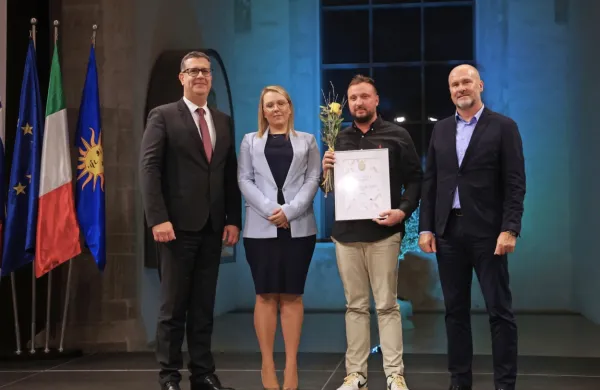 Oljkarju Aneju Rodici (drugi z desne) so šampionski naslov podelili 
Aleš Bržan, Mateja Čalušić in dr. Rado Pišot (z leve).