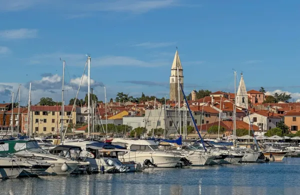 Občinski svet Občine Izola je na včerajšnji seji razveljavil sklep, da 
s poslovnimi prostori in stanovanji v lasti Občine Izola upravlja 
Javno podjetje Komunala Izola. 