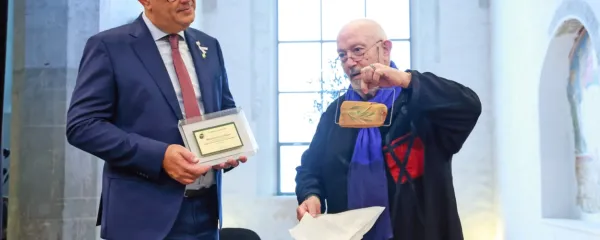 Lani je v tem času koprski župan Aleš Bržan (levo) z izmenjavo 
daril z Georgom Karabatosom  potrdil vstop Kopra  v Mrežo 
sredozemskih oljčnih mest.   