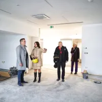 Novi prostori so veliki in svetli. Tega bodo posebej veselij 
zaposleni v fizioterapiji, ki so se doslej stiskali v kleti. 