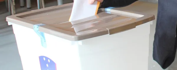 Z relativnim, neobveznim preferenčnega glasom so sedaj v 
prednosti manjše volilne enote.