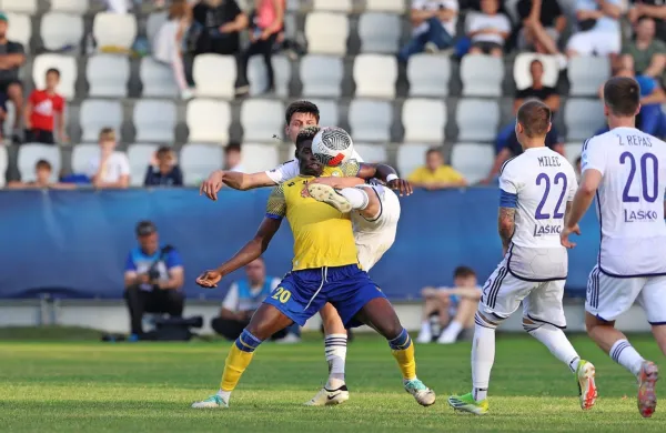 Mariborčani (v svetli opremi) in Koprčani bodo skušali ohraniti stik 
z vodilno Olimpijo. 