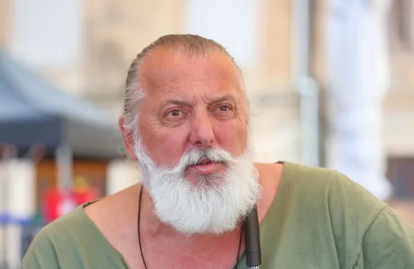 Vinci Vogue Anžlovar med snemanjem njegovega zadnjega celovečerca Tartinijev ključ v Piranu.