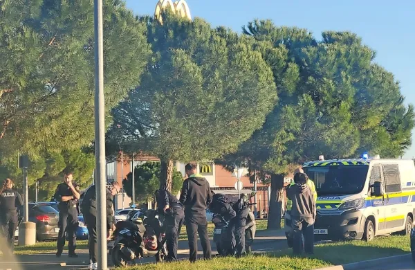 Po trku dveh skuterjev je na kraju posredovalo več policijskih 
patrulj. 