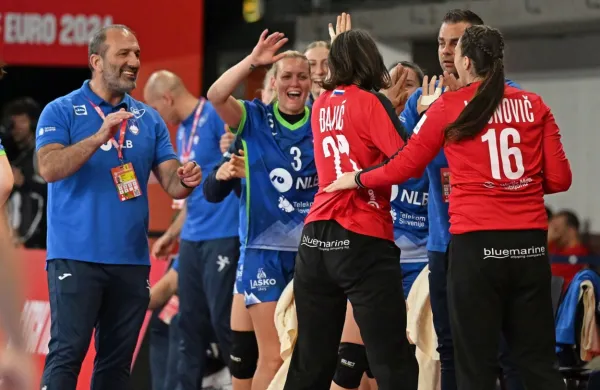 Slovenska ženska rokometna reprezentanca je na tekmi 3. kroga 
evropskega prvenstva v Avstriji in Švici ter na Madžarskem v 
Innsbrucku premagala Avstrijo s 25:24 (13:13). 