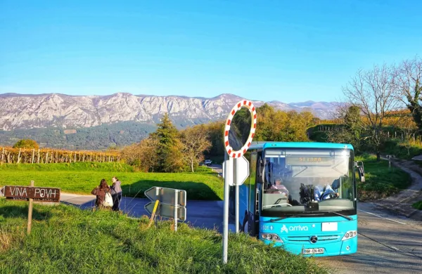 Avtobus Arrive, s katerim se vozijo  tudi dijaki in starejši z Goč, od 
septembra ustavlja kar na  državni cesti. 