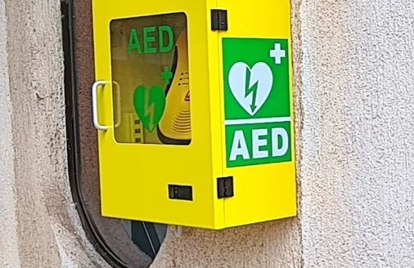 Neznanec je  s  stene dvorane krajevne  skupnosti  iztrgal  defibrilator  in  ga  zalučal po  tleh (fotografija je  simbolična).  
