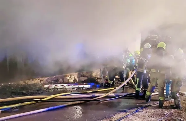 Ognjene  zublje  je  s  peno  in  vodo  gasilo  70  gasilcev iz  treh  gasilskih  
društev. 