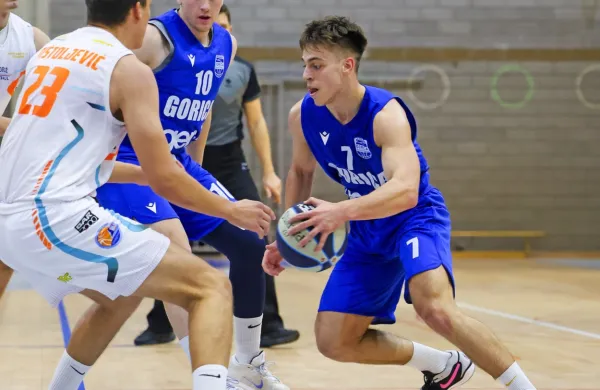 Milutin Vidić (z žogo) je imel ključno vlogo pri zmagi Gorice v 
prazni lucijski dvorani.