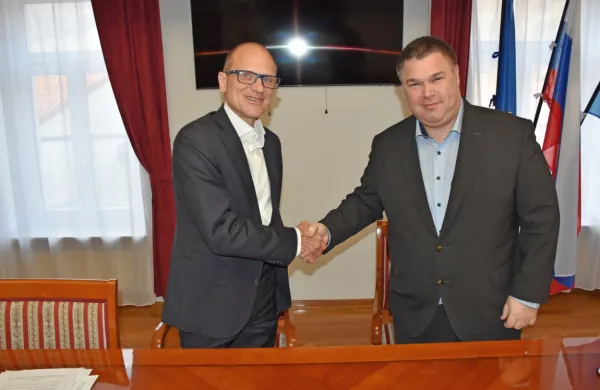 Tako sta si po podpisu donatorske pogodbe segla v roke predsednik uprave darovalca, družbe Alpacem Kanal, in predstavnik 
prejemnika, župan občine Kanal ob Soči, Miha Stegel.