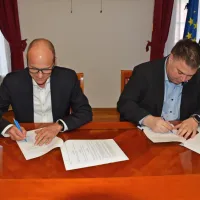 Podpis donatorske pogodbe občini Kanal prinaša dva milijona 
evrov. Vložila jih bo  na področje šolstva, prometne varnosti in 
infrastrukture.