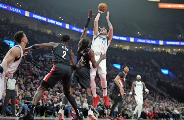 Dallasov zvezdnik Luka Dončić (z žogo) je po poškodbi zapestja 
proti Portlandu blestel tudi pri metu.  
