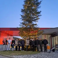 Tako so se ob postavitvi smreke pred urgenco zbrali predstavniki 
bolnišnice in slovenskih državnih gozdov. 