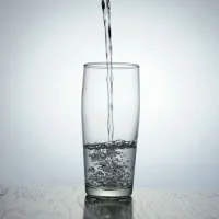  Po mastnem obroku pijte mlačno vodo z limono.