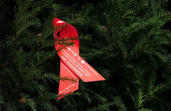 Po svetu je lani živelo okoli 39,9 milijona ljudi, okuženih z virusom 
HIV.