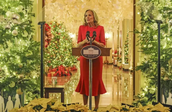 Ameriška prva dama Jill Biden je navdih za okrasitev Bele hiše 
črpala iz načina, kako otroci dojemajo praznični čas.