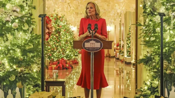 Ameriška prva dama Jill Biden je navdih za okrasitev Bele hiše 
črpala iz načina, kako otroci dojemajo praznični čas.