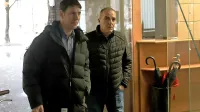 Dean Jurič, dolgoletni vodja koprskih kriminalistov,  in njegov 
odvetnik Uroš Leben (levo) pred Delovnim in socialnim sodiščem 
v Ljubljani.