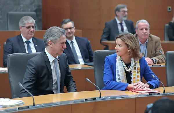 Za povečan obseg dela so v minulem obdobju največ odšteli na 
ministrstvu za zunanje zadeve, ki ga vodi Tanja Fajon (desno), in 
na ministrstvu za obrambo, ki ga je vodil Marjan Šarec (v sredini v 
drugi vrsti). Precej radodarni so tudi v kabinetu predsednika vlade 
Roberta Goloba. 