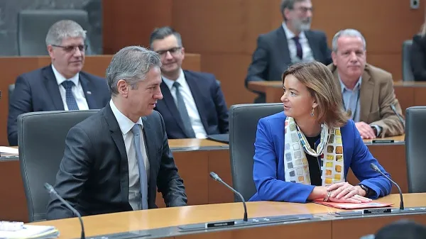 Za povečan obseg dela so v minulem obdobju največ odšteli na 
ministrstvu za zunanje zadeve, ki ga vodi Tanja Fajon (desno), in 
na ministrstvu za obrambo, ki ga je vodil Marjan Šarec (v sredini v 
drugi vrsti). Precej radodarni so tudi v kabinetu predsednika vlade 
Roberta Goloba. 