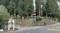    Parcelo obkrožata zid in ograja.  