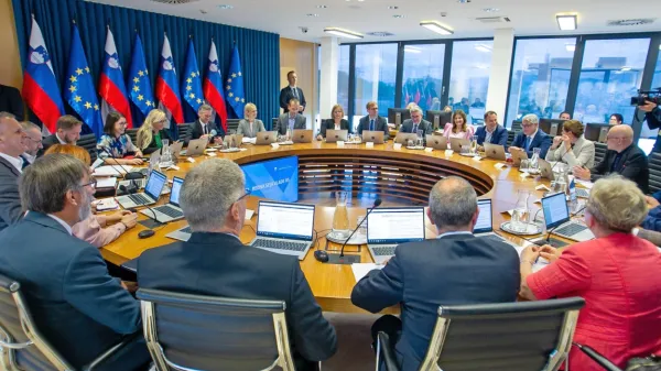 Ministri v vladi Roberta Goloba so dobro poskrbeli za svoje 
najtesnejše sodelavce, uslužbence v kabinetih ministrov. Fotografija je z lanskega leta, tako da so nekateri ministri že 
zamenjani.