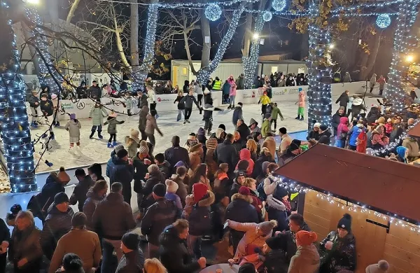 V Sežani so ob prižigu lučk odprli drsališče, ki je lani pritegnilo veliko število obiskovalcev.