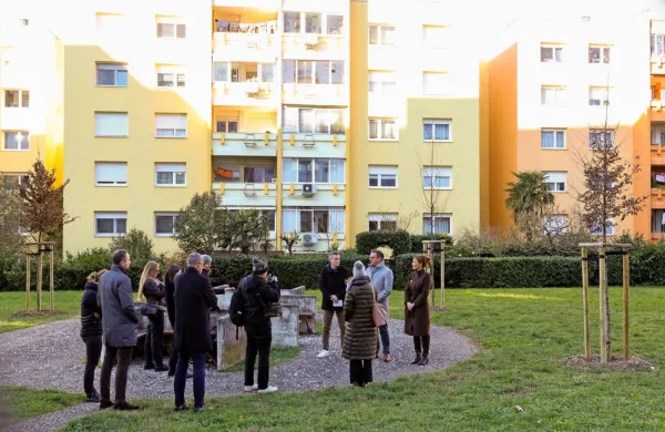 V Novi Gorici so danes med stanovanjskimi bloki v Cankarjevem 
naselju in na nekaterih drugih delih mesta simbolično posadili 60 
dreves, s čimer so obeležili 60 let Krajevne skupnosti Nova 
Gorica. 