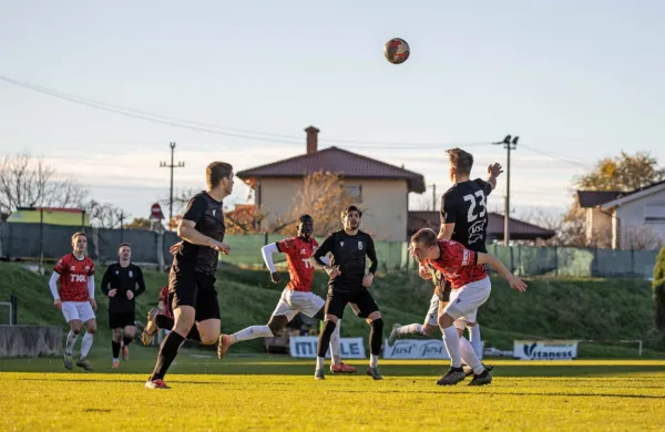 Biljenci (v temnejših dresih) so V Dolinci to jesen vknjižili 15 
točk. 