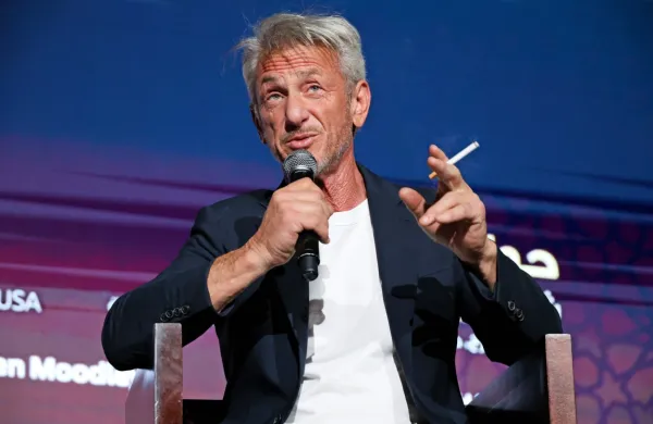 Sean Penn je v preteklosti večkrat kritiziral Akademijo filmskih 
znanosti in umetnosti, ki podeljuje prestižne filmske nagrade 
oskar.
