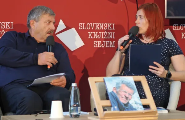 Planinska založba oziroma zanjo Manca Ogrin je na knjižnem sejmu s tolminskim publicistom Žarkom  
Rovščkom predstavila knjigo Iskri se beseda, izbor iz literarnih biserov alpinista Toneta Škarje. 