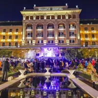 V parku praznično osvetljenega Hotela Kempinski Palace v Portorožu je minulo soboto zaživel tradicionalni božično-novoletni sejem.