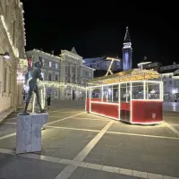 Tartinijev trg v Piranu letos krasi tudi okrašen tramvaj, v spomin 
na čase, ko je tramvaj med  letoma 1912 in 1953 povezoval piranski 
Tartinijev trg z železniško postajo Porečanke v tedanji sv. Luciji.  