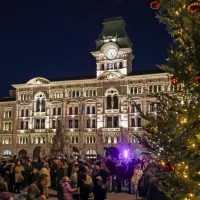 Tudi v Trstu (na fotografiji Trg Zedinjenja) in v sosednji Gorici so pohiteli in praznične 
luči prižgali že minuli konec tedna.
