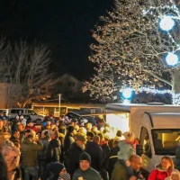 Prižiga lučk v Pivki se je udeležila množica ljudi, ki so preplavili malodane vsak kotiček ploščadi pred Krpanovim domom.  