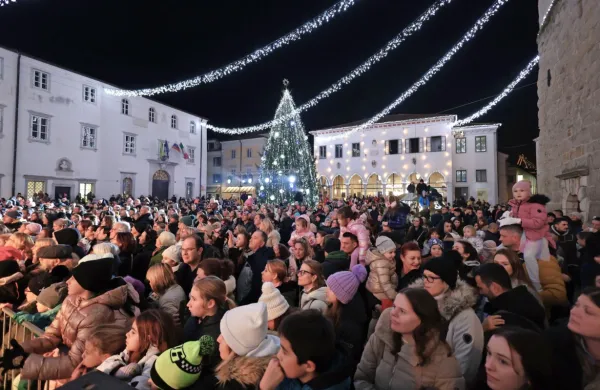 V Kopru so zasvetile praznične lučke (FOTO)