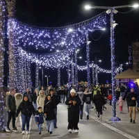 V Kopru so zasvetile praznične lučke (FOTO)