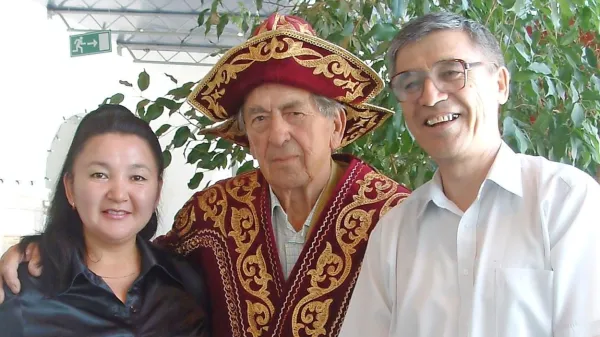 Leon Bernetič v častnem kazaškem oblačilu (v sredini) s prijateljema Marzijo Žaksigirano in Anvarjem Otegenom Tanom.