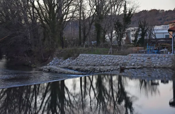 V porečju Vipave bo protipoplavno bolje zaščitena obrtna cona 
Batuje (v ozadju).
