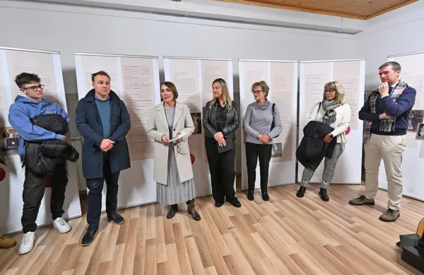 Razstavo o Kseniji Vidali, ki so jo pripeljali tudi v domači kraj 
operne pevke, sta pod okriljem Pokrajinskega muzeja Koper 
sokurirali Tina Novak Pucer  in Tanja Jakomin Kocjančič (na 
fotografiji tretja in četrta z leve).  