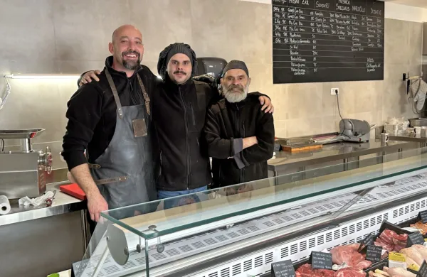 Ekipa Naše mesnice. Z leve proti desni: Dejan Kosir, Matic Duh in 
Sašo Duh.  