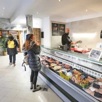 V Naši mesnici prodajajo zgolj slovenske izdelke, ponudbo pa 
dopolnjujejo tudi s toplimi malicami.