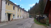Cegovnica, z rudniškimi stolpiči iz 19. stoletja, je vpeta med 
deponijo odpadkov in betonarno in nevzdržna za življenje. Pri tem 
bo ostalo še dolgo.