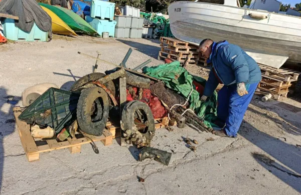 Morski travnik  med rtom Seča in plažo v  Luciji  je  dušila  taka gora 
odpadkov, ki so jih nemarneži pometali kar v morje. 