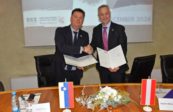 Sporazum o sodelovanju sta podpisala predsednika obeh zbornic: 
za goriško območno Primož Černic (levo) in za slovensko koroško 
Benjamin Wakounig (desno). 