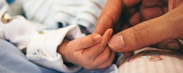 Zakaj nikoli ne bi smeli poljubiti dojenčka